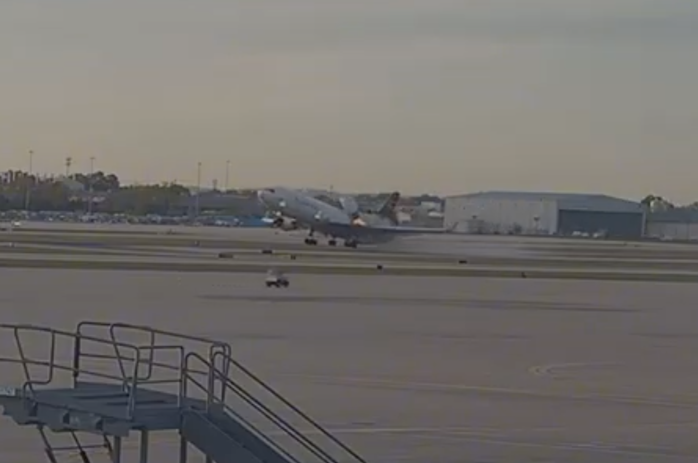 MD-11 UPS cargo Louisville - incidente UPS 6 - distacco motore - NTSB animazione - Ing. Corrado De Leo